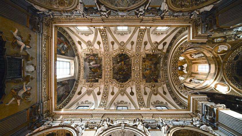 Veduta d'insieme della volta centrale con affreschi di raffiguranti episodi della vita di San Pietro